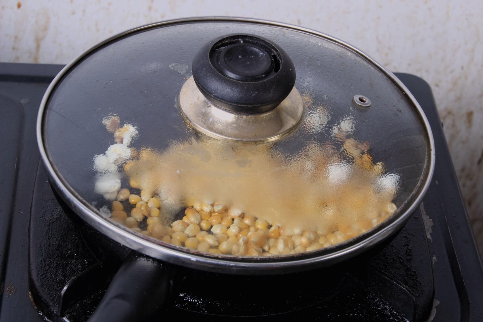 Wie man Popcorn im Wok zubereitet